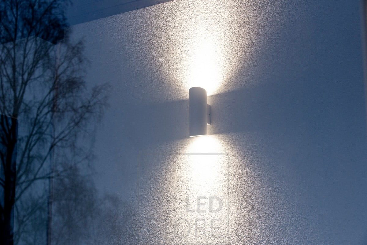 Kahteen suuntaan valaiseva Viisto 2 seinävalaisin ulkona. Ledstore.fi